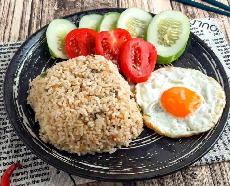 Nasi goreng telur mata sapi ini sangat mudah membuatnya dan dijamin enak.
