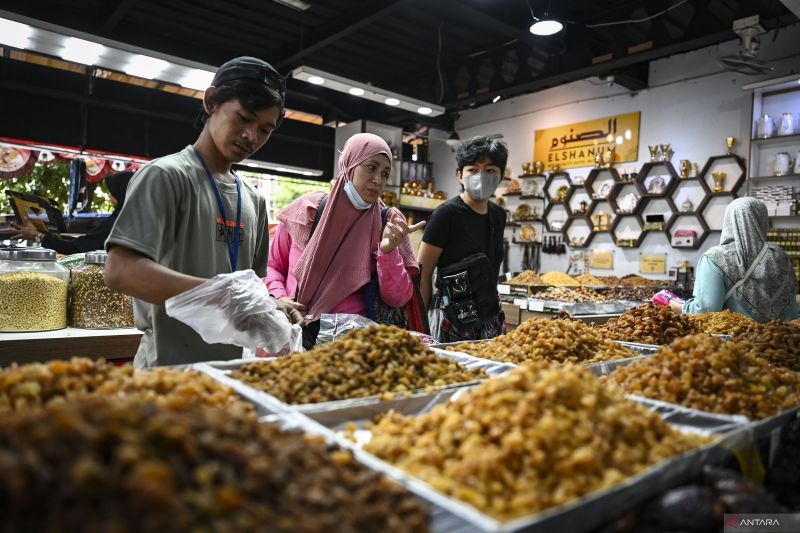 Pedagang menyiapkan buah kurma untuk pembeli di salah satu toko kurma kawasan Pasar Tanah Abang, Jakarta, Selasa,(12/3/2024).