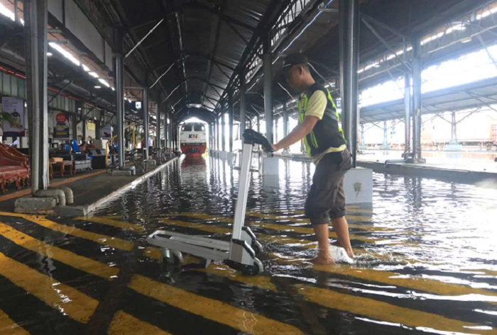 DORONG: Kondisi Stasiun Tawang, Kota Semarang, Kamis (14/3), yang terendam banjir. (JAWA POS RADAR SEMARANG)