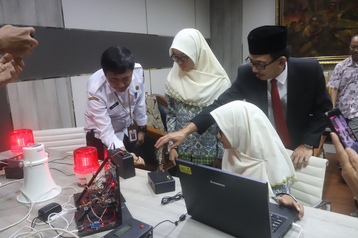 SIDAK: Wakil Ketua DPRD Surabaya AH Thony saat meninjau karya inovasi pelajar di Surabaya.