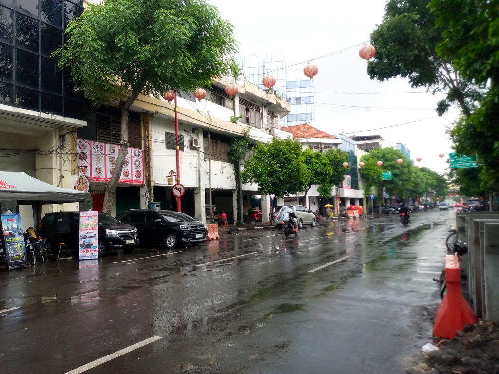 Hujan ringan di Jalan Kembang Jepun, Surabaya.