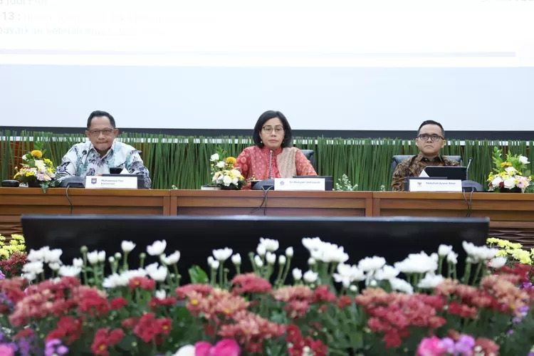 Menteri Keuangan Sri Mulyani didampingi Mendagri Tito Karnavian dan Men-PANRB Abdullah Azwar Anas sata mengumumkan pencairan gaji ke-13 dan THR.
