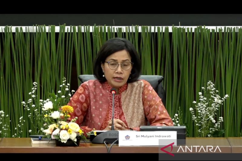 Menteri Keuangan Sri Mulyani Indrawati memberikan pemaparan saat konferensi pers tunjangan hari raya (THR) dan gaji ke-13 untuk aparatur sipil negara (ASN) di Jakarta, Jumat (15/3/2024).