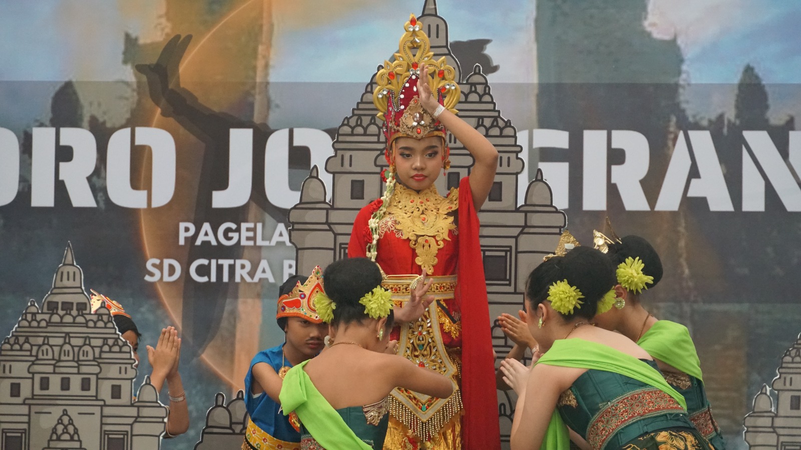 Pertunjukan Drama Musikal dan Pesta Rakyat yang digelar pada 14 Maret 2024 di lapangan Indoor SCB Surabaya oleh siswa Sekolah Citra Berkat (SCB) CitraLand Surabaya.