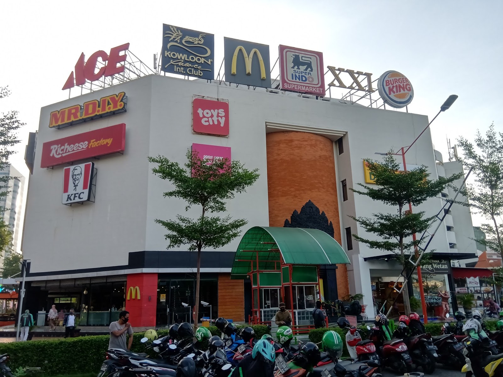 Plaza Surabaya atau Delta Plaza yang menempati lokasi eks rumah sakit zaman kolonial Belanda yakni RS Simpang (CBZ).