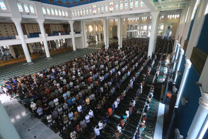 IBADAH: Umat muslim mengikuti Jumatan pertama di bulan Ramadan di Masjid Al Akbar, Surabaya, Jumat (15/3). (SURYANTO/RADAR SURABAYA)