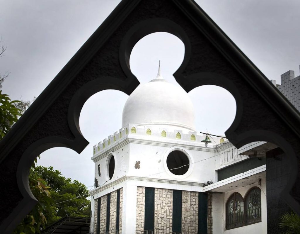 Kubah Masjid Rahmat yang indah. Masjid ini dikenal sebagai kiblat dan pedoman waktu salat lima waktu di Surabaya.