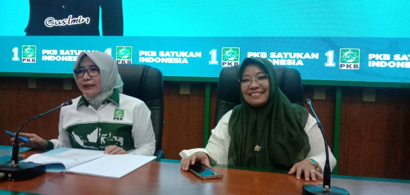 SIAP-SIAP: Sekretaris DPW PKB Jawa Timur Anik Maslachah (kiri) menyebut jika partainya mengutamakan kader sendiri untuk maju di Pilgub Jatim 2024. (MUS P/RADAR SURABAYA)