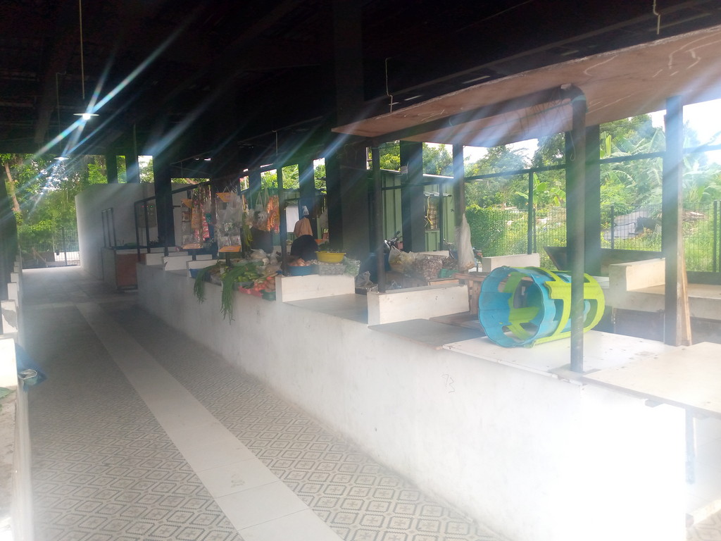 Suasana Fresh Market Kutisari terlihat sepi Senin (18/3).