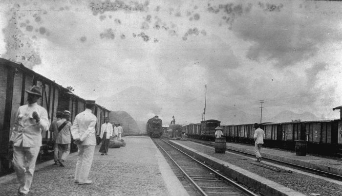 Jalur double track bikinan Belanda untuk memperlancar transportasi justru dibongkar oleh Jepang untuk alasan militer,