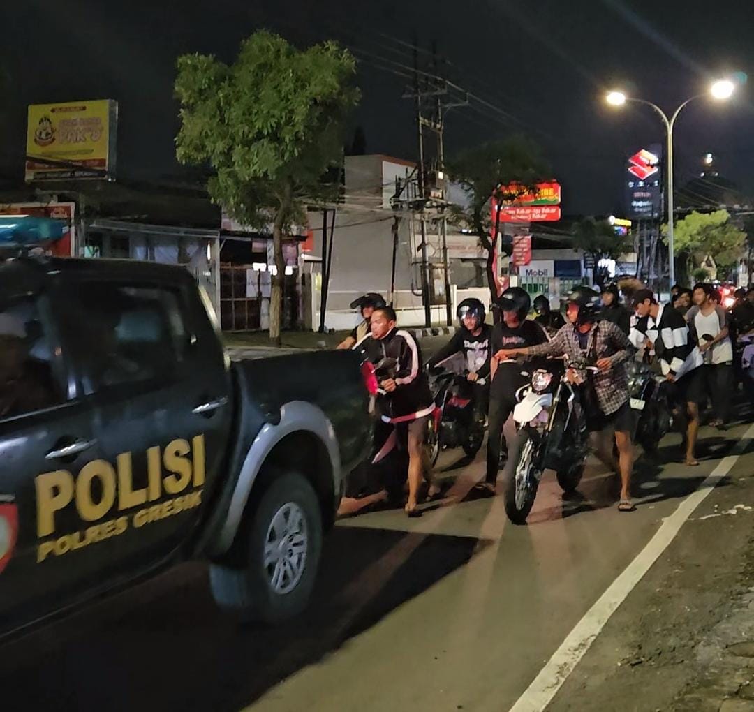 Bikin Jera : Puluhan remaja yang terlibat balap liar di Jalan RA Kartini Sabtu dini hari diamankan jajaran Sabhara Polres Gresik.