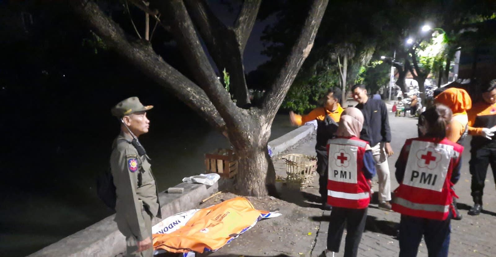 Petugas mengevakuasi jenazah kakek Sugiono di kawasan Keputran Surabaya.