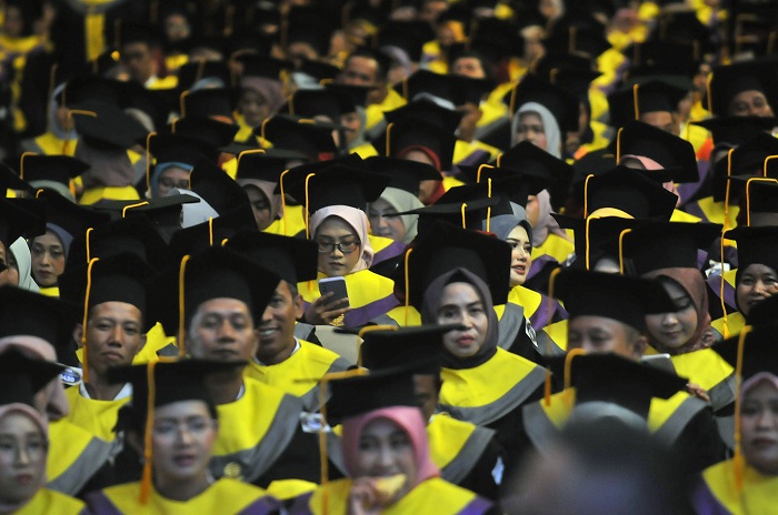 BAHAGIA: UT Surabaya mengukuhkan 1.572 wisudawan yang berasal dari tiga jenjang studi dalam prosesi wisuda di Dyandra Convention Centre Surabaya, Kamis (7/3). (ANDY S/RADAR SURABAYA)