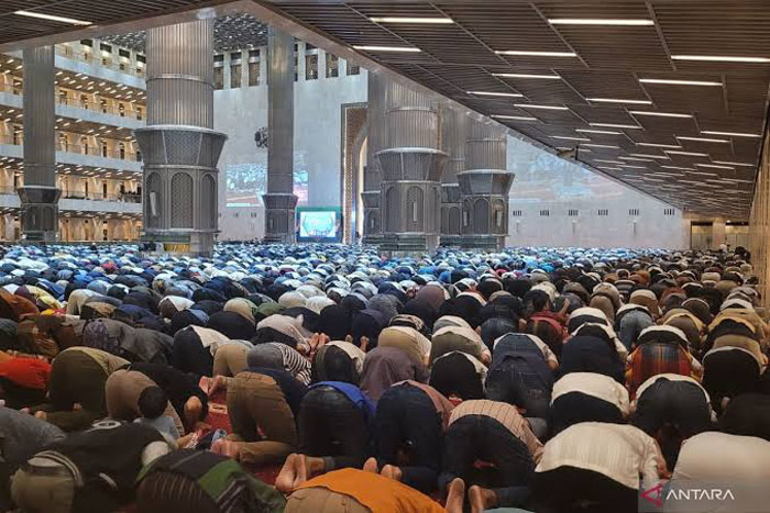 Umat muslim menunaikan salat tarawih di Masjidil Haram, Makkah.