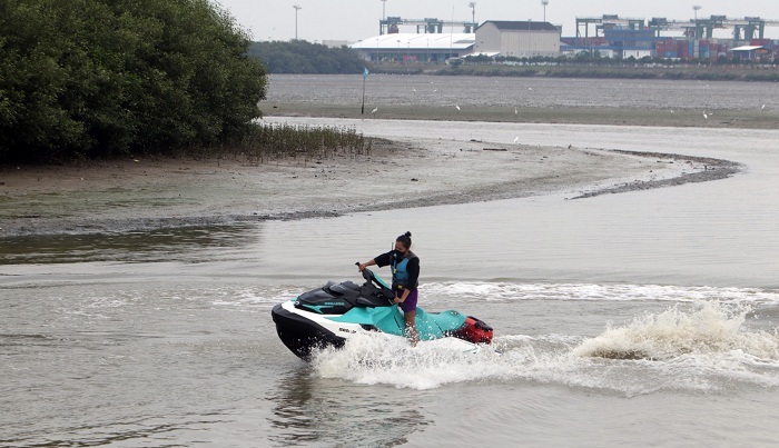 UNIK: Ngabuburit di Romokalisari Adventure Land bisa menikmati suasana pesisir Surabaya dengan menggunakan jetski maupun perahu. (ANDY S/RADAR SURABAYA)