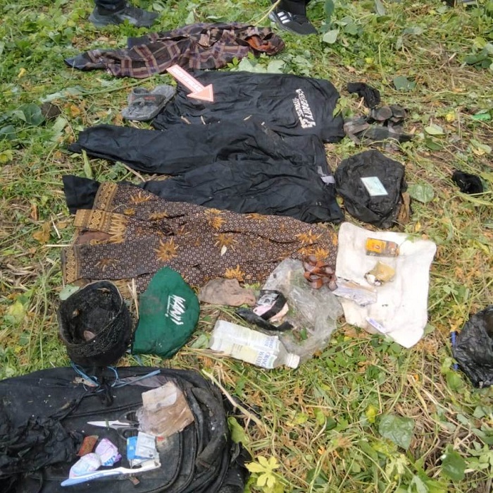 PRINTILAN: Barang-barang yang ditemukan bersama penemuan kerangka manusia diduga berjenis kelamin laki-laki di Taman Bundaran Waru Surabaya, Senin (18/3). (MAHRUS/RADAR SURABAYA)