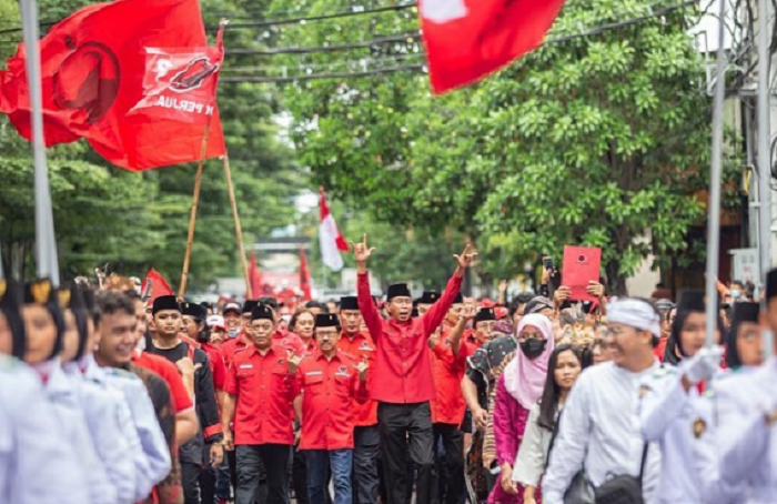 SEMANGAT: Ketua DPC PDIP Surabaya Adi Sutarwijono saat memimpin pendaftaran 50 bakal calon anggota legislatif (bacaleg) DPRD Surabaya ke KPUD. (IG PDIP KOTA SURABAYA)