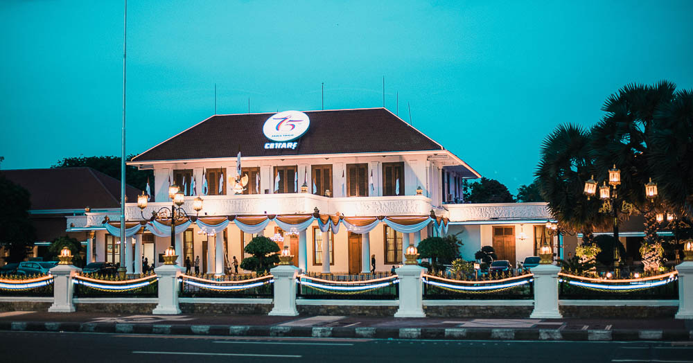 Gedung Grahadi yang tampak megah dan indah sesuai namanya yang diambil dari bahasa Sansekerta; Graha Adi.