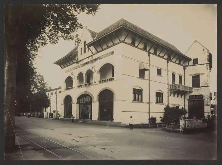 Kantor ANIEM di Jalan Gemblongan Surabaya. Sekarang kantor layanan PLN.