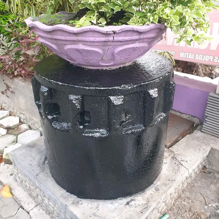 Chinesemolen atau batu gilingan tebu milik PG Goebeng yang berada di depan SMA Trimurti Surabaya.