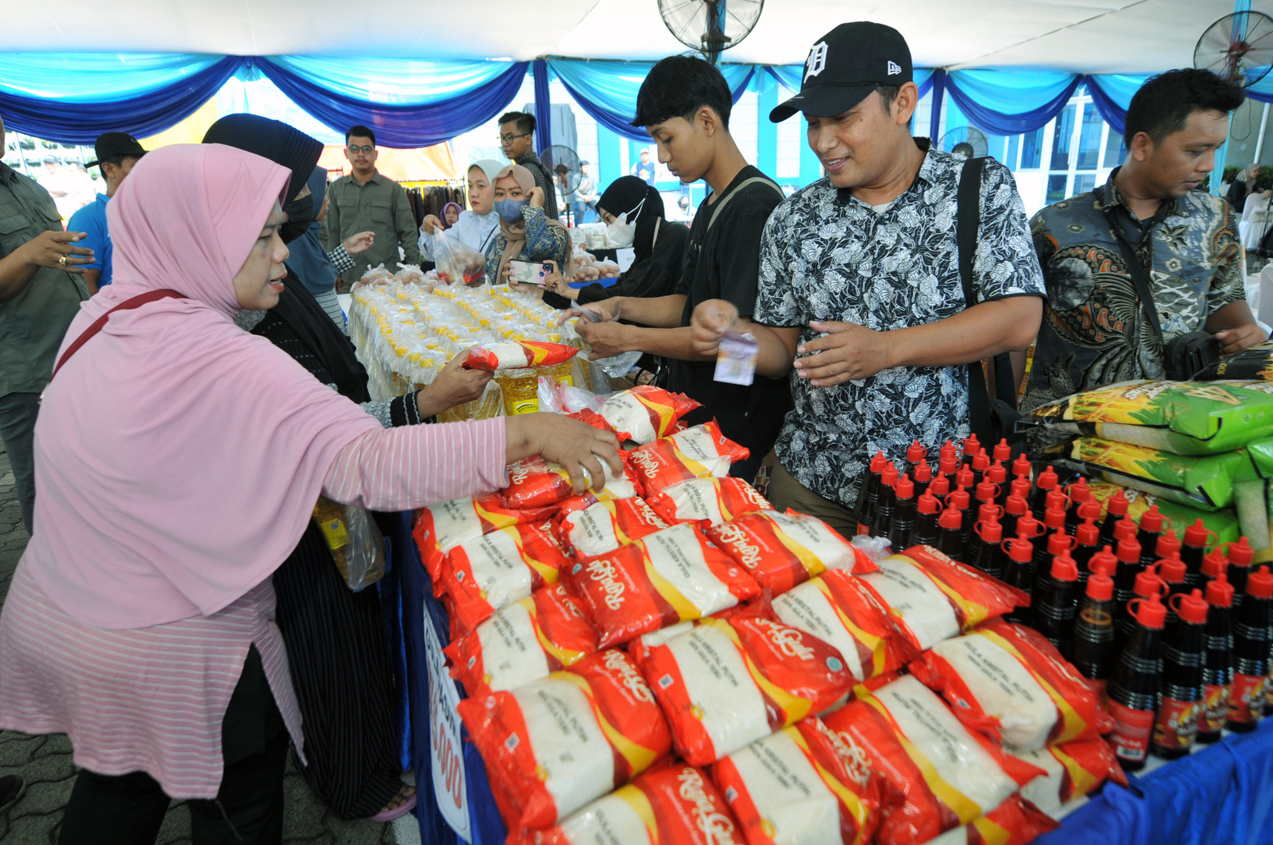BELANJA: Gula menjadi salah satu komoditas yang selalu mengalami kenaikan perminataan menjelang lebaran. (ANDY S/RADAR SURABAYA)