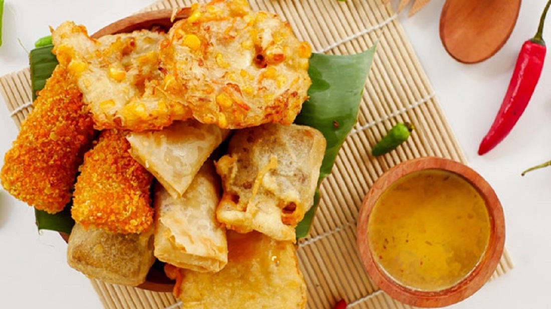 Ada beberapa makanan dan minuman yang identik dengan bulan Ramadan karena selalu ada dan banyak penjualnya saat bulan ini.