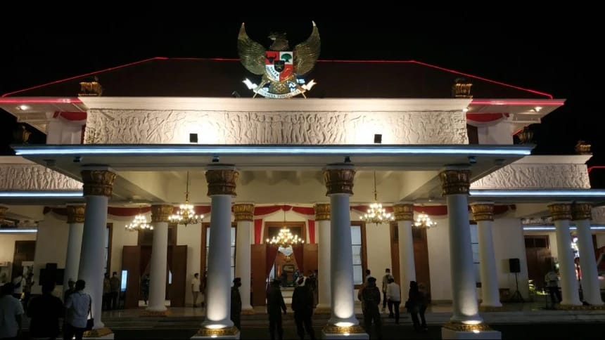 EMPAT PILAR: Pilar-pilar kokoh yang menaungi teras depan Gedung Grahadi Surabaya.