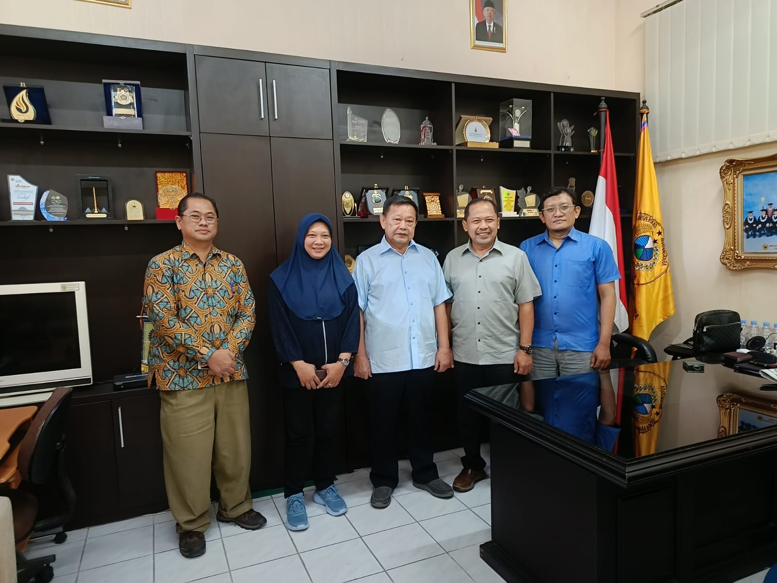 AUDEINSI: Rektor Ubhara Surabaya Irjen Pol (Purn) Anton Setiadji (tiga kiri) bersama Direktur Radar Surabaya Lilik Widyantoro (dua kanan) bersama staf berfoto bersama usai pertemuan.