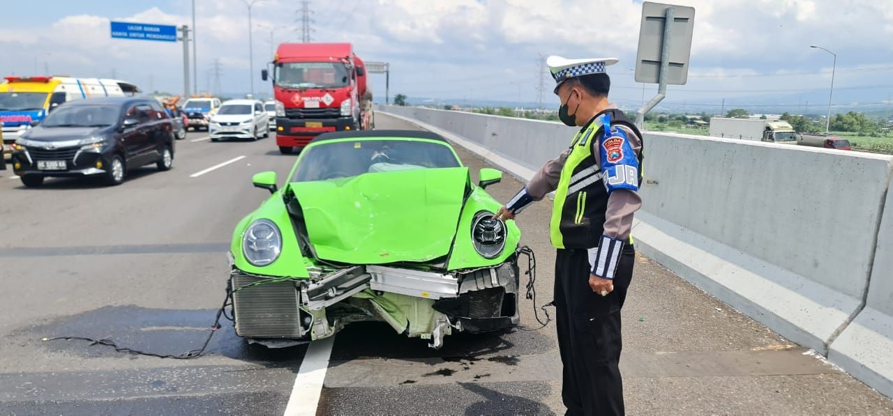 RINGSEK: Kondisi Porsche alami kerusakan di tol usai kecelakaan.