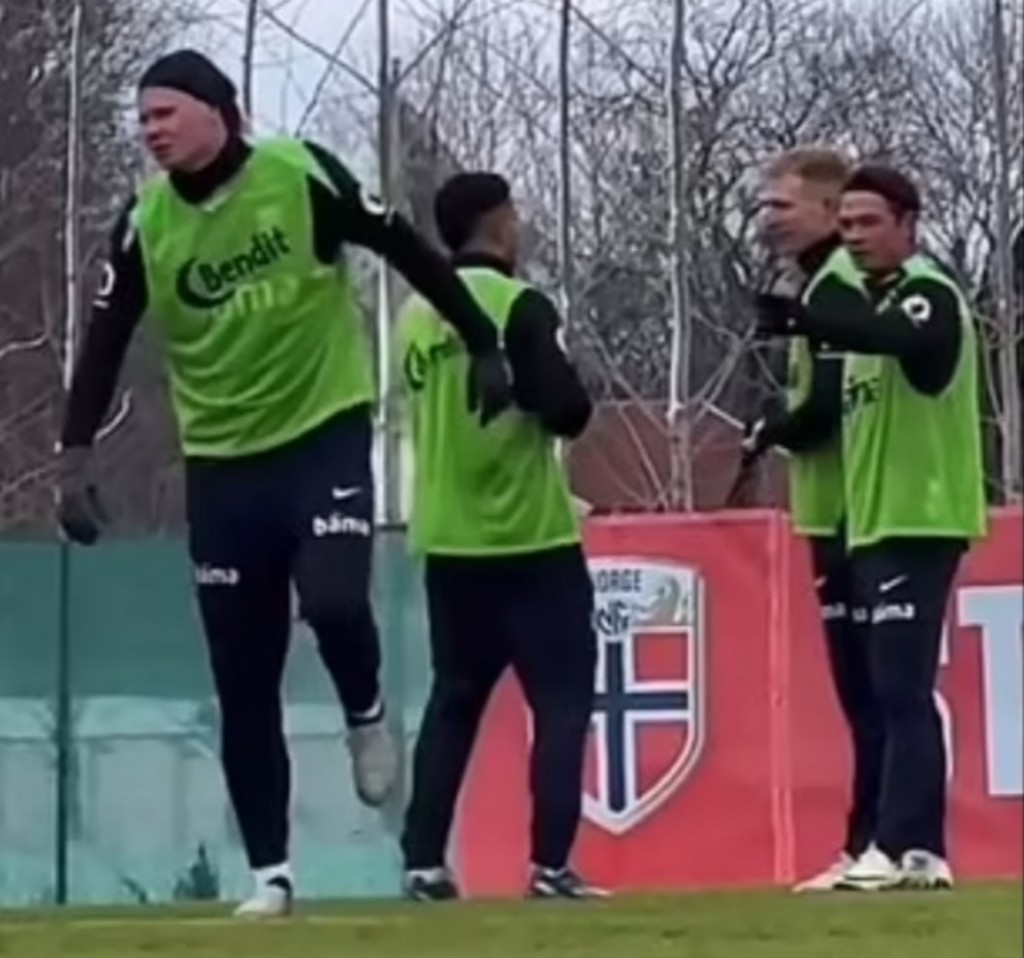 Erling Haaland tampak meringis kesakitan saat jalani sesi latihan bersama timnas Norwegia.
