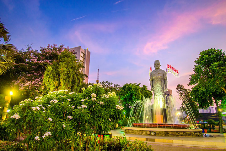 Taman Apsari yang asri dan indah dengan aneka tanaman, air mancur dan keberadaan Monumen/Patung Gubernur Suryo.