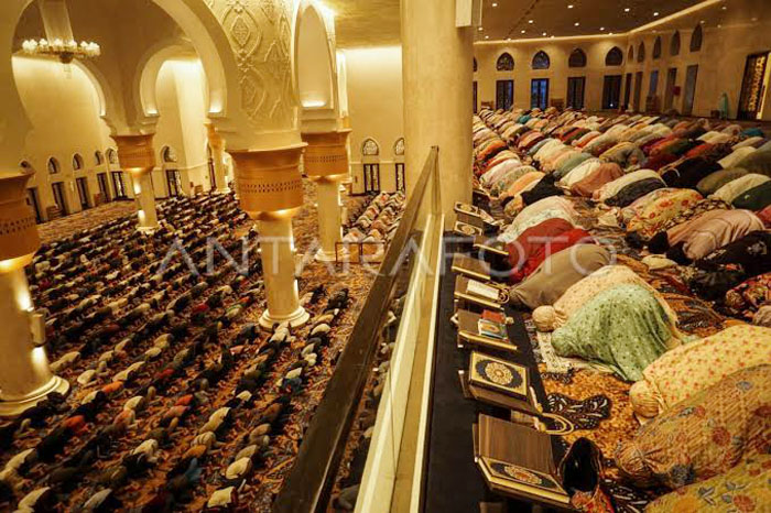 Ilustrasi salat tarawih malam ke-10.