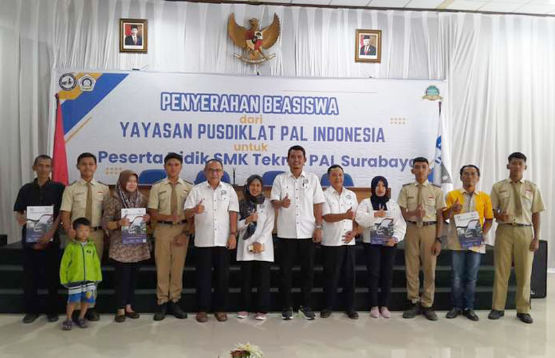 PRESTASI: Penyerahan SK Beasiswa dari Yayasan Pusdiklat PAL Indonesia kepada perwakilan peserta didik dan orang tua peserta didik.