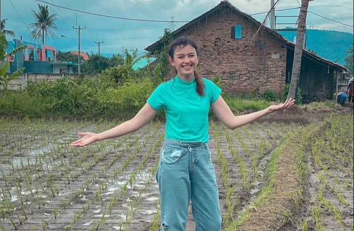 MAIN KE SAWAH: Kimberly menghabiskan waktu untuk syuting program televisi "Uang Kaget". (IG KIMBERLYRYDER)