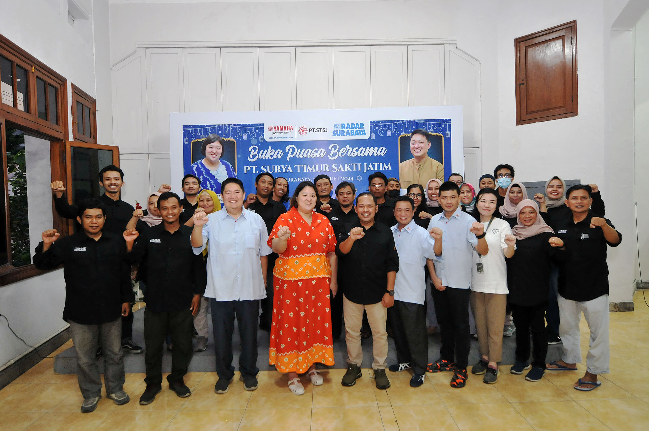 KOMPAK: Pihak Yamaha STSJ Ellen C Tansil, Rifany Widjaja, Agung Mundi bersama Direktur Radar Surabaya Lilik Widyantoro dan seluruh karyawan saat momen buka bersama di kantor Radar Surabaya.