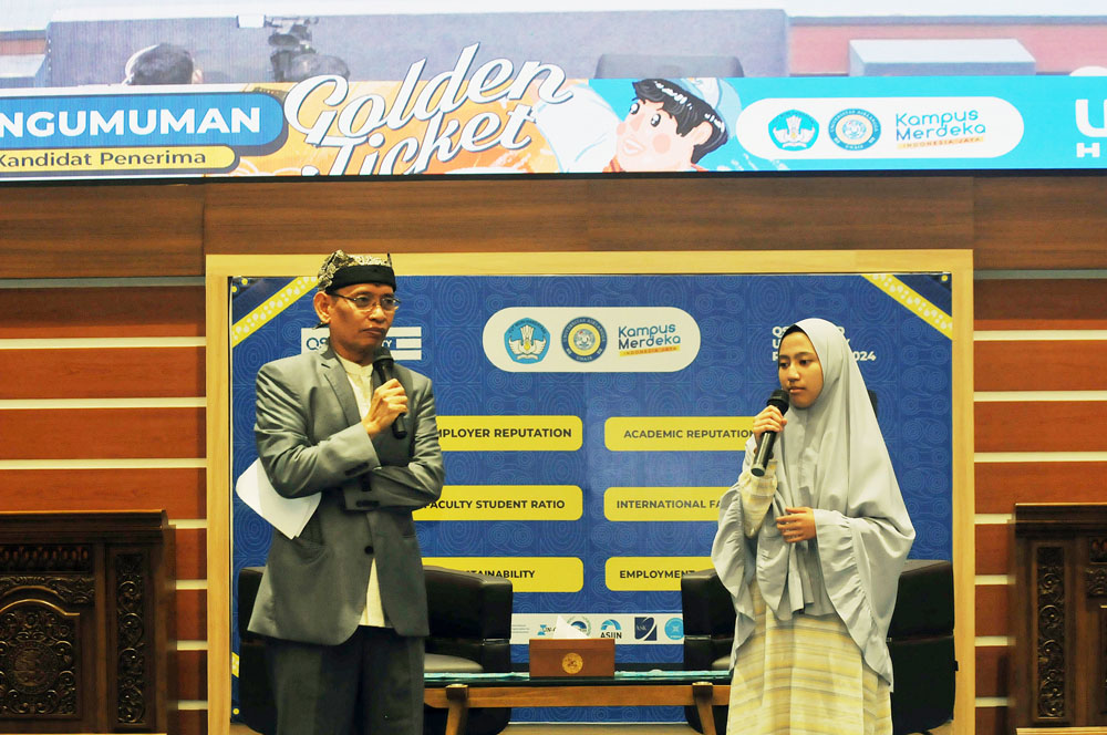 GOLDEN TIKET: Rektor Universitas Airlangga (Unair) Surabaya,M Nasih, mewawancarai langsung calon mahasiswa penerima golden tiket, di Gedung Rektorat, Rabu (20/3).