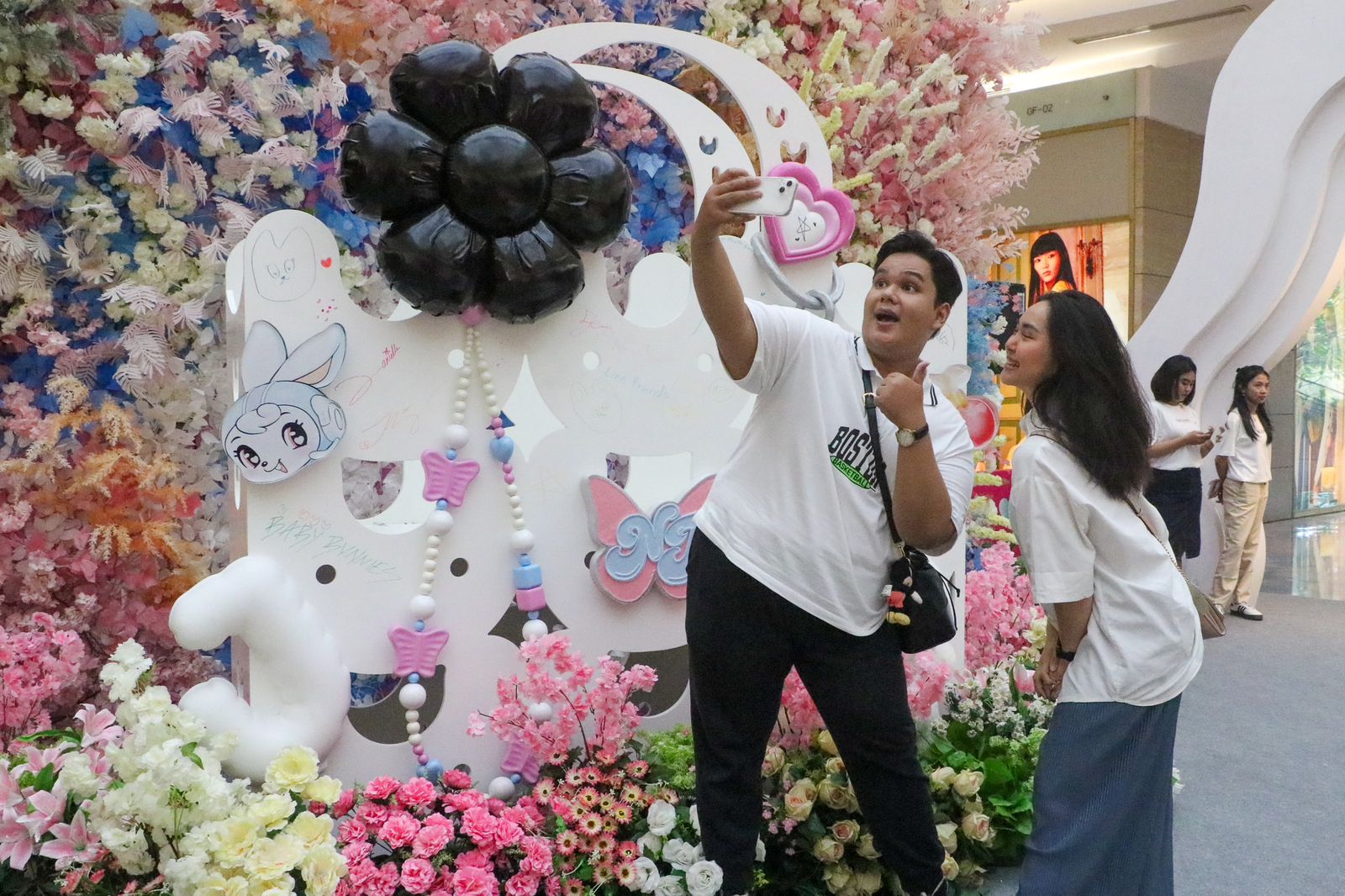 INSTAGRAMABLE: Pengunjung berswafoto di tempat Play Line Friends NewJeans IP di Oval  Atrium Ciputra World Surabaya.