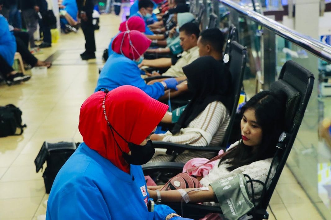 Kegiatan donor darah di sebuah pusat belanja di Surabaya.