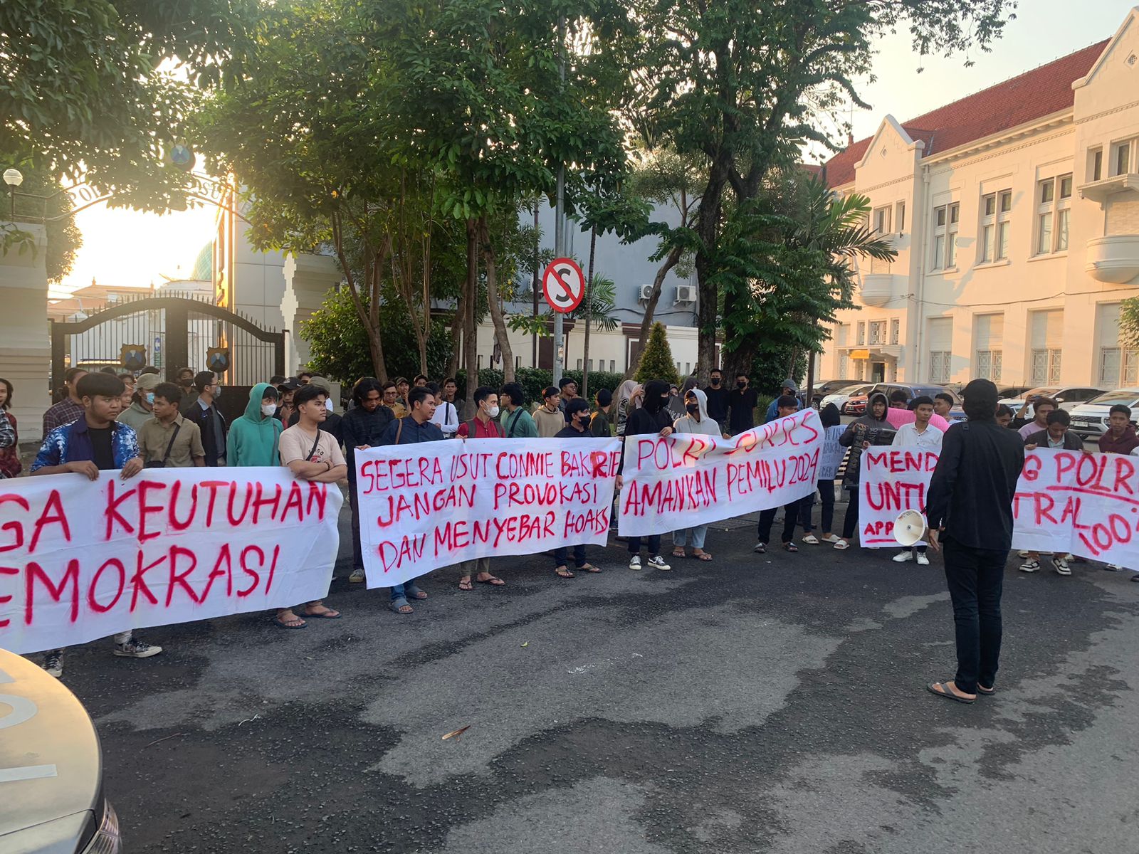 Aksi aliansi pemuda di depan Polrestabes Surabaya terkait postingan di akun @connierahakundinibakrie.