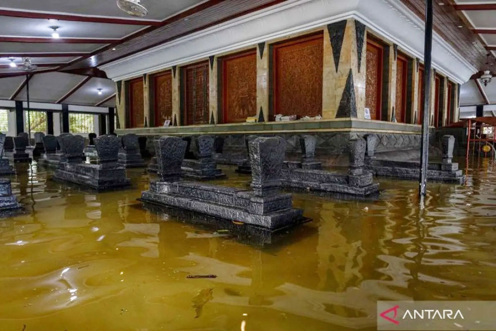 Air yang menggenangi hingga ketinggian 30 cm di kompleks makam Sunan Kalijaga.