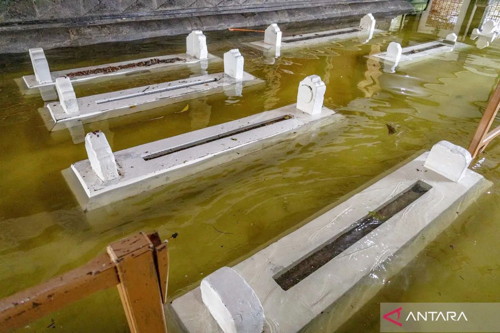 Banjir merendam kompleks makam Sunan Kalijaga di Kadilangu, Demak.