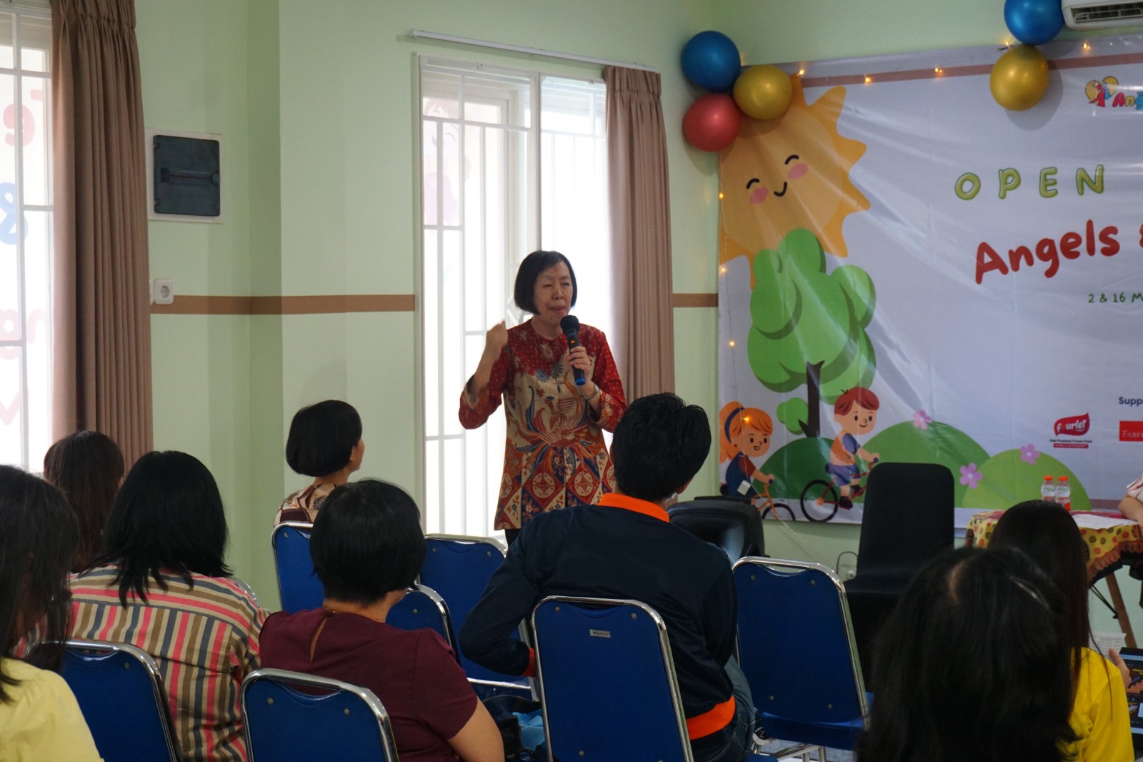 TAMBAH WAWASAN: Sandrawati, S.Psi.,Psikolog saat mengisi seminar Cara Menumbuhkan Leadership Skill pada Anak Usia Dini pada acara open house Angels & I Childcare Surabaya Barat.
