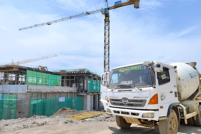 KONTRIBUSI: Pengiriman bahan bangunan dari SIG untuk pembangunan infrastruktur Istana Negara dan Kantor Presiden di Kawasan Inti Pusat Pemerintahan (KIPP) Ibu Kota Nusantara. (IST)