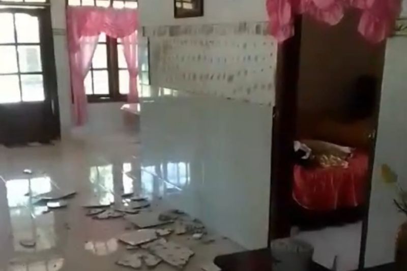 Kerusakan di salah satu rumah warga di Pulau Bawean, Kabupaten Gresik akibat gempa Tuban, Jumat (22/3/2024).