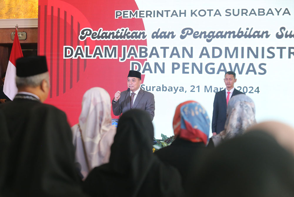 Wali Kota Eri Cahyadi memberikan motivasi sebelum pelantikan pejabat baru di tingkat kecamatan dan kelurahan di Kota Surabaya.