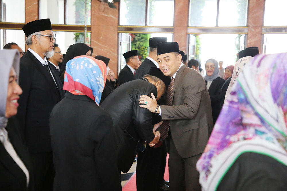 Wali Kota Eri Cahyadi menyalami para pejabat baru di tingkat kecamatan dan kelurahan di Kota Surabaya.