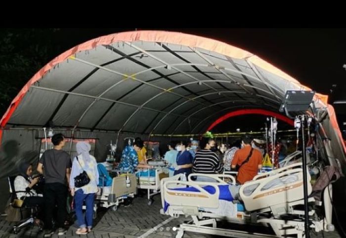 SEMENTARA: BPBD Surabaya mendirikan tiga tenda darurat untuk pasien di halaman RS Unair untuk mengantisipasi kemungkinan gempa susulan di Laut Tuban. (IG ERI CAHYADI)