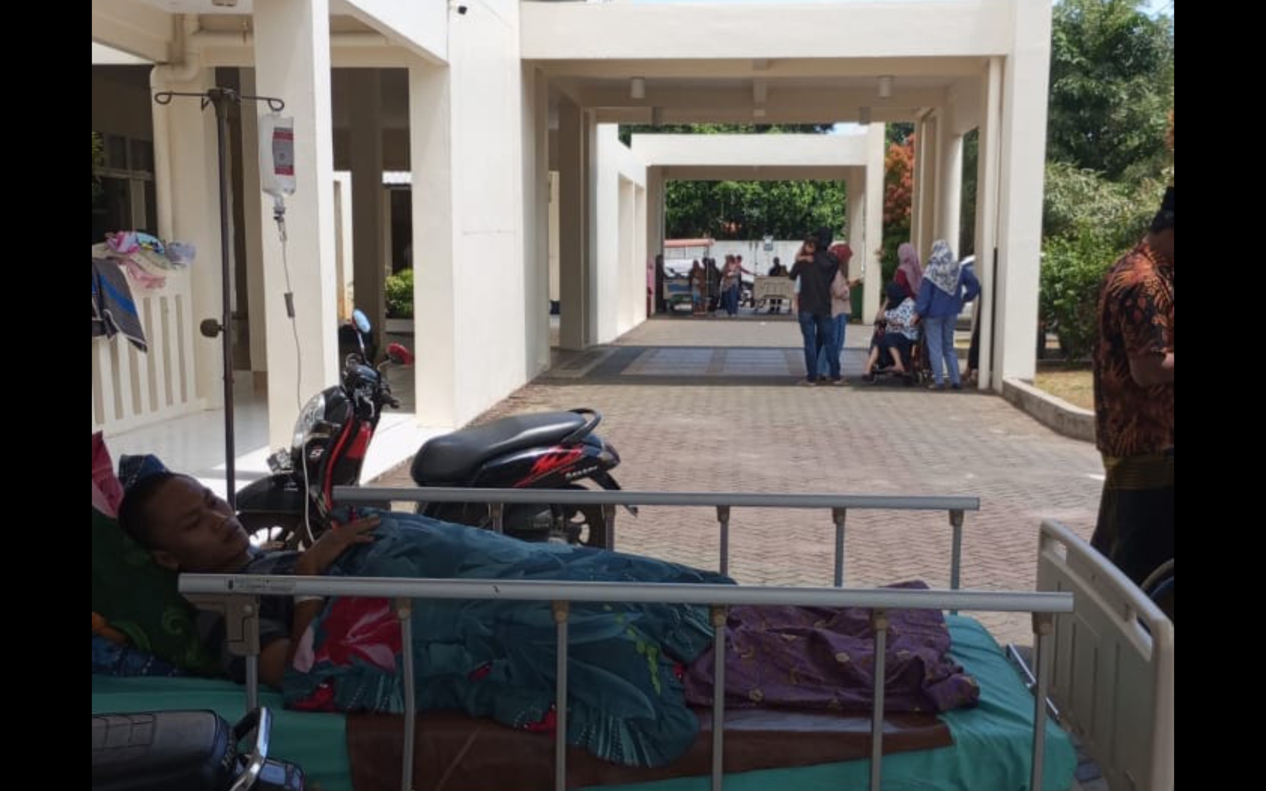 Cari Tempat Aman : Sejumlah pasien rawat inap di RSUD Umar Masud Bawean dipindahkan ke area lapangan saat terjadi gempa bumi Jumat (22/03) siang.