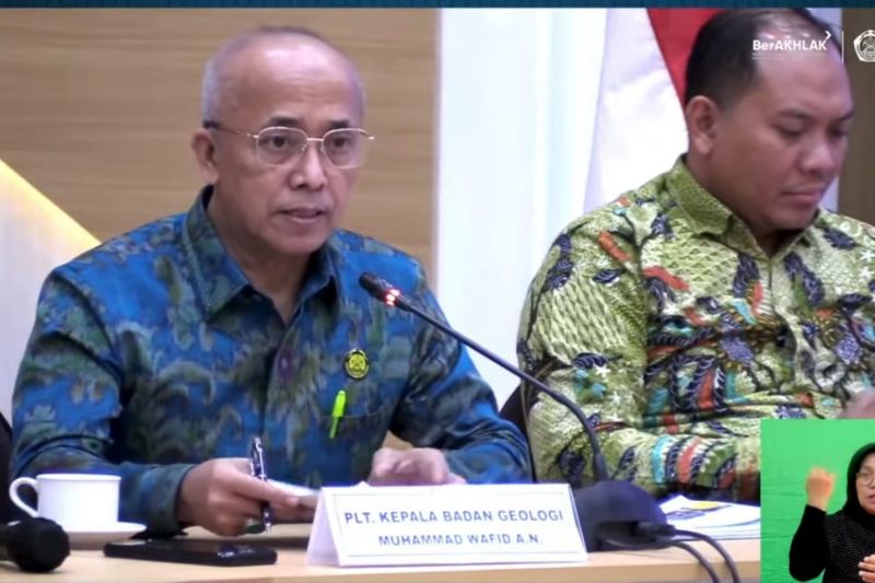 Kepala Badan Geologi Kementerian ESDM Muhammad Wafid (kiri).