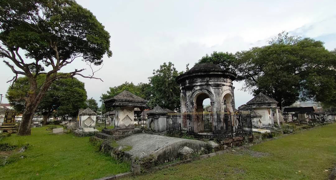 Makam Belanda di Peneleh Surabaya.